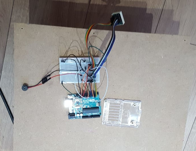 Finished electronics showing Arduino with connected 7-seg display, Piezoelectric speaker, and push button